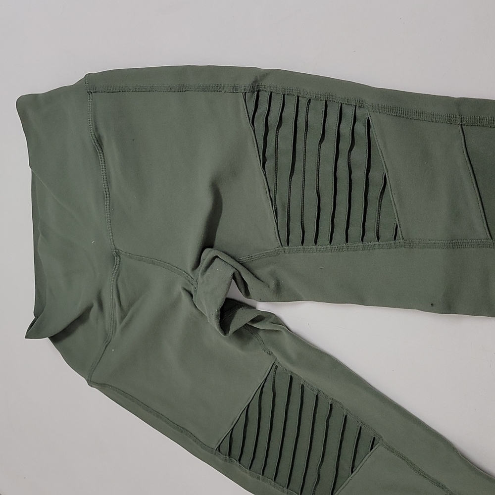 Alo Yoga High Waist Moto Legging Jungle M (one small hole) - Picture 4 of 11